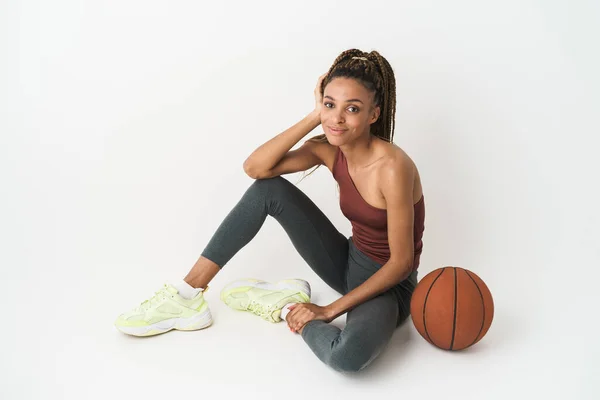 Giovane Donna Africana Americana Giocatore Basket Isolato Sfondo Bianco — Foto Stock