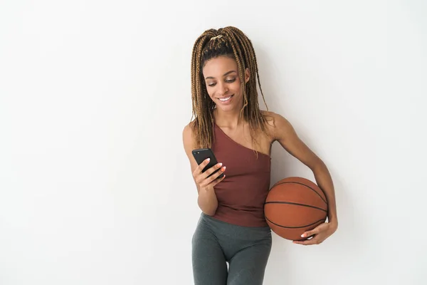 Imagem Uma Mulher Muito Alegre Esportes Africanos Com Basquete Usando — Fotografia de Stock