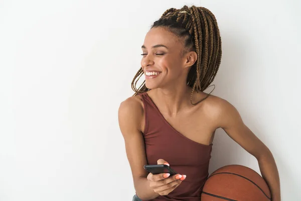 Feliz Joven Emocionada Mujer Deportiva Sosteniendo Baloncesto Posando Aislado Sobre — Foto de Stock