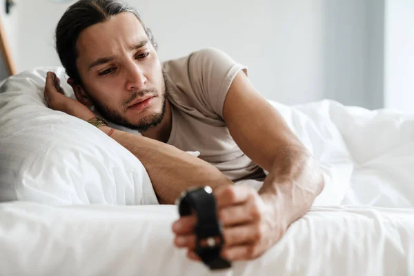 Hombre Cansado Agotado Siendo Despertado Por Despertador Dormitorio —  Fotos de Stock