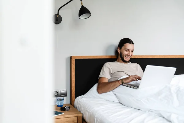 Hombre Feliz Trabajando Portátil Dormitorio Por Mañana —  Fotos de Stock