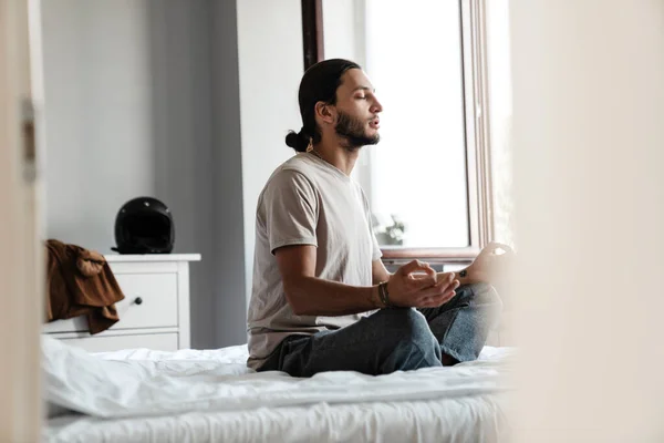 Jovem Meditando Quarto Pela Manhã — Fotografia de Stock