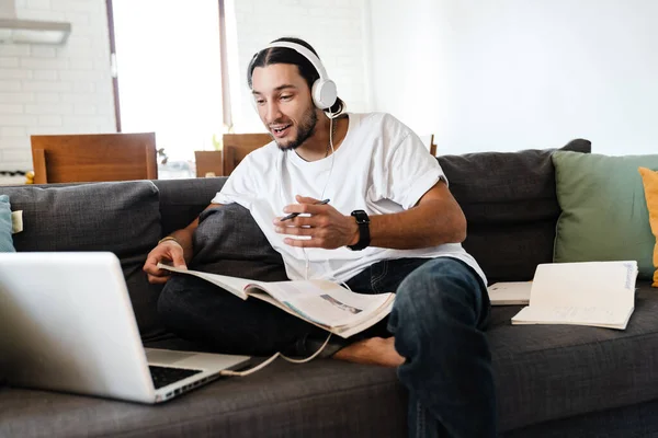 Joven Confiado Usando Auriculares Que Tienen Una Reunión Vídeo Través — Foto de Stock