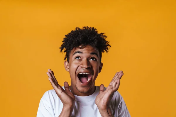 Imagen Del Afro Americano Emocionado Expresando Sorpresa Cámara Aislada Sobre — Foto de Stock