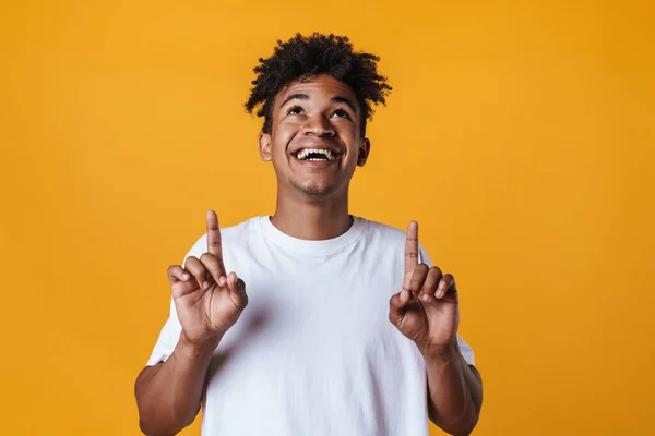 Imagen Del Chico Afroamericano Feliz Sonriendo Señalando Los Dedos Hacia — Foto de Stock