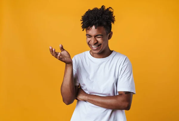 Beeld Van Vrolijke Afrikaans Amerikaanse Man Lachen Camera Geïsoleerd Gele — Stockfoto