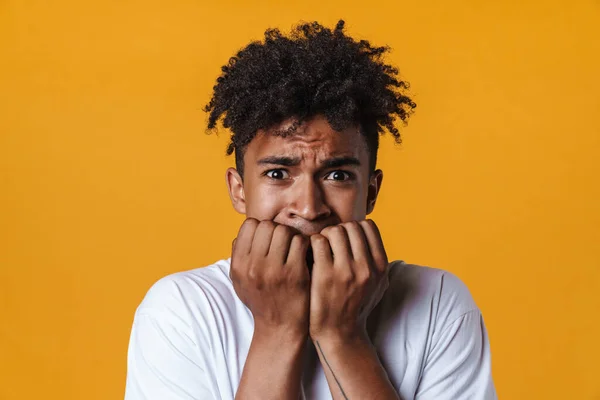 Imagen Afroamericano Asustado Mordiéndose Las Uñas Aislado Sobre Una Pared —  Fotos de Stock