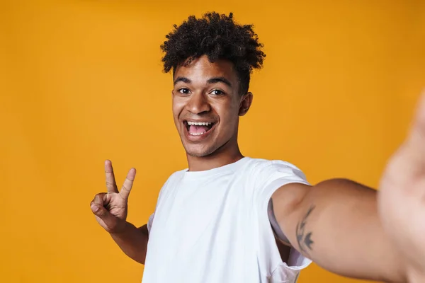 Imagem Feliz Cara Afro Americano Gesticulando Sinal Paz Tomar Selfie — Fotografia de Stock