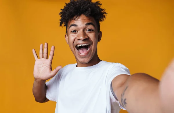 Afbeelding Van Gelukkig Afrikaans Amerikaanse Man Zwaaien Hand Terwijl Het — Stockfoto