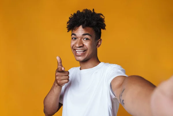 Imagen Chico Afroamericano Feliz Apuntando Con Dedo Cámara Mientras Toma — Foto de Stock