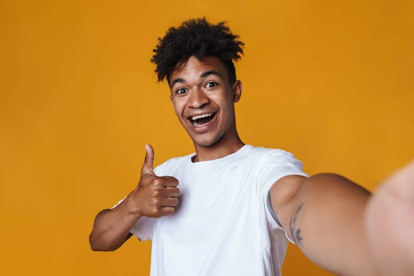 Imagen Chico Afroamericano Feliz Mostrando Pulgar Hacia Arriba Mientras Toma — Foto de Stock