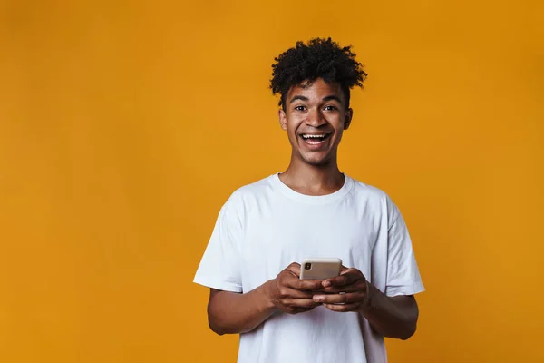 Afbeelding Van Gelukkig Afrikaans Amerikaanse Man Glimlachen Met Behulp Van — Stockfoto