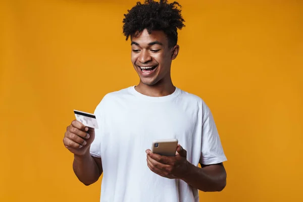 Bild Lycklig Afrikansk Amerikan Kille Som Innehar Kreditkort Och Mobiltelefon — Stockfoto
