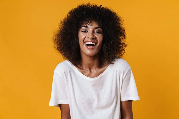 Imagen Feliz Chica Afroamericana Riendo Mirando Cámara Aislada Sobre Pared — Foto de Stock