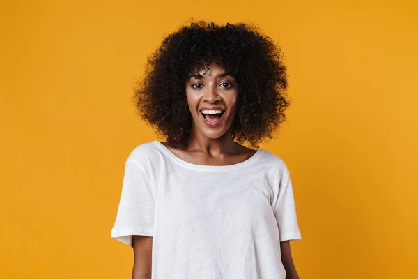 Imagem Menina Americana Africana Excitada Sorrindo Olhando Para Câmera Isolada — Fotografia de Stock
