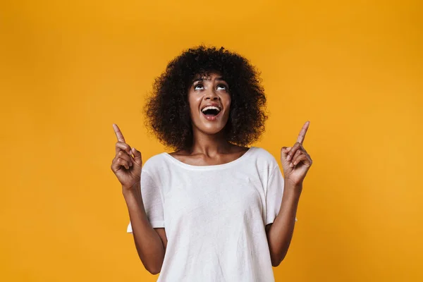 Imagem Menina Americana Africana Excitada Sorrindo Apontando Dedos Para Cima — Fotografia de Stock