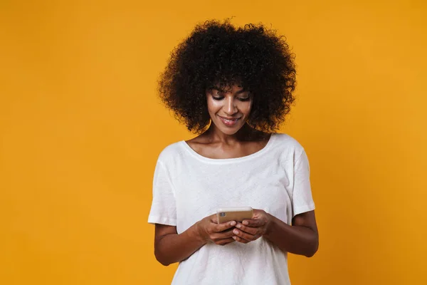 Imagem Menina Americana Africana Feliz Sorrindo Usando Telefone Celular Isolado — Fotografia de Stock