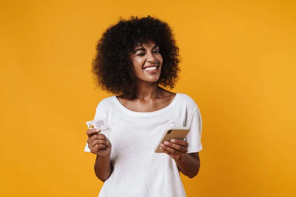 Imagem Menina Americana Africana Alegre Segurando Cartão Crédito Telefone Celular — Fotografia de Stock