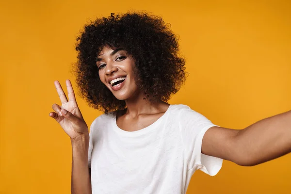 Imagem Menina Americana Africana Feliz Gesticular Sinal Paz Tirar Foto — Fotografia de Stock