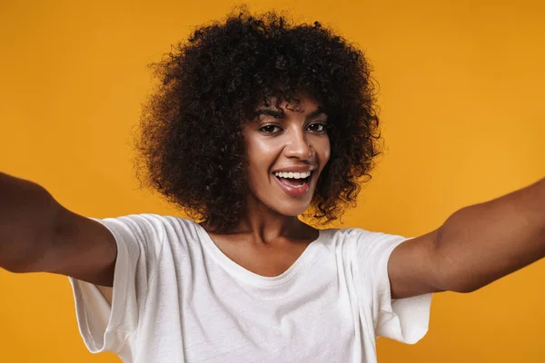 Mutlu Afrikalı Amerikalı Bir Kızın Fotoğrafı Gülümseyen Selfie Çeken Sarı — Stok fotoğraf