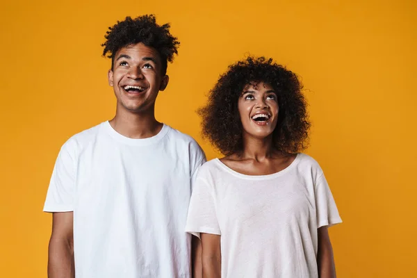 Image Couple Afro Américain Excité Souriant Regardant Vers Haut Isolé — Photo