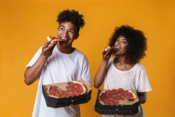 Kép Boldog Afro Amerikai Pár Mosolyog Eszik Pizza Izolált Sárga — Stock Fotó