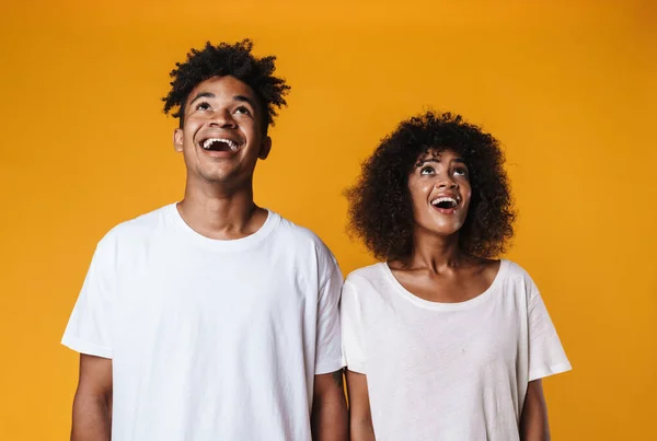 Heyecanlı Afrikalı Amerikalı Çiftin Görüntüsü Gülümseyen Yukarı Bakan Sarı Duvarın — Stok fotoğraf
