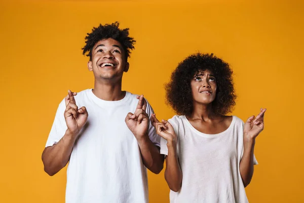 Image Jeune Couple Afro Américain Avec Les Doigts Croisés Regardant — Photo