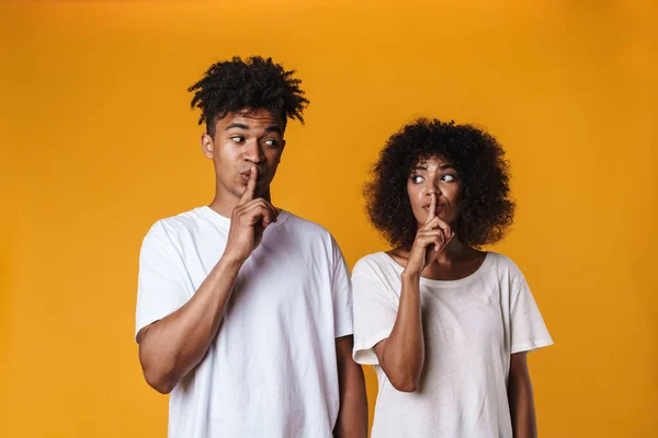 Imagen Una Bonita Pareja Afroamericana Mostrando Gesto Silencio Hacia Arriba —  Fotos de Stock