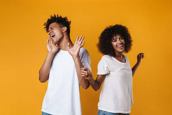 Imagem Alegre Casal Afro Americano Dançando Cantando Isolado Sobre Parede — Fotografia de Stock