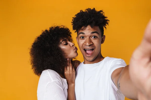 Kép Boldog Afro Amerikai Pár Csókolózás Közben Selfie Fotó Elszigetelt — Stock Fotó