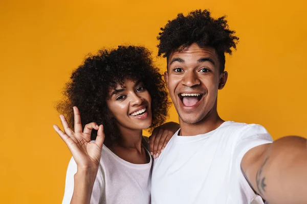 Afro Amerikan Çift Fotoğrafı Sarı Duvarın Üzerinde Izole Edilmiş Selfie — Stok fotoğraf