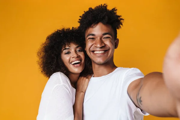 Afbeelding Van Afrikaans Amerikaans Paar Knuffelen Glimlachen Terwijl Het Nemen — Stockfoto