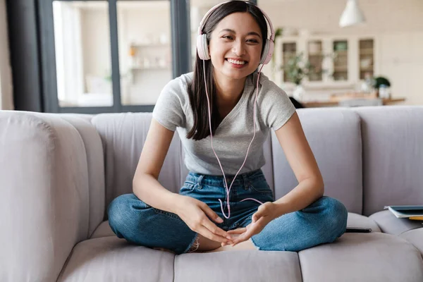 Imagen Mujer Asiática Feliz Sonriendo Escuchando Música Con Auriculares Mientras —  Fotos de Stock