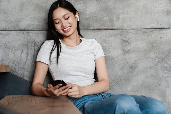 Imagem Menina Estudante Asiática Sorrindo Usando Fones Ouvido Telefone Celular — Fotografia de Stock