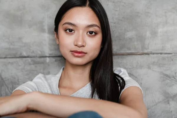 Immagine Bella Ragazza Asiatica Guardando Fotocamera Mentre Seduto All Interno — Foto Stock