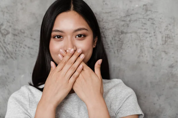 在室内摆姿势时 美丽的亚洲女孩捂住嘴的照片 — 图库照片