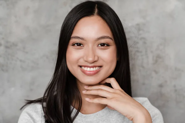 Imagem Alegre Bela Menina Asiática Sorrindo Olhando Para Câmera Enquanto — Fotografia de Stock