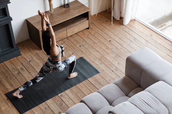 Imagen Mujer Asiática Concentrada Ropa Deportiva Haciendo Ejercicio Mientras Hace — Foto de Stock