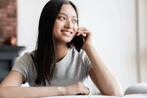 Bild Glad Asiatisk Kvinna Som Ler Och Pratar Mobiltelefon När — Stockfoto