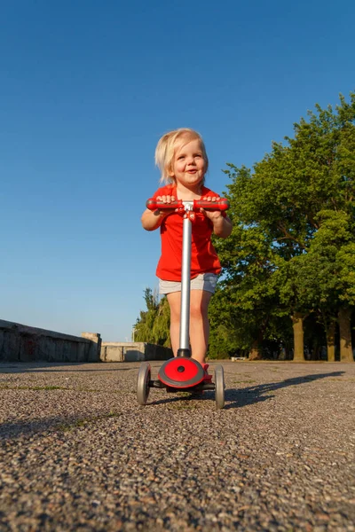 Şirin bebek kız bir scooter sürme