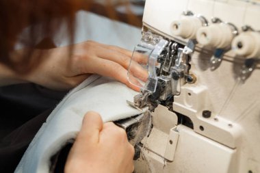 dikiş makinesi ve giyim öğesi