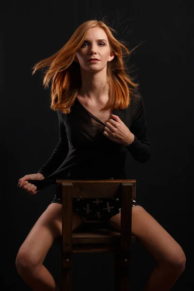 Retrato Jovem Sexy Ruiva Menina Sentada Uma Cadeira Estúdio Escuro — Fotografia de Stock