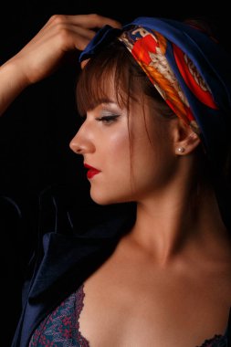 Parlak bir başörtüsü ile genç bir kız closeup portresi.