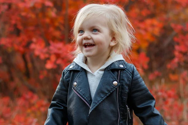 Kis Lány Bőr Kabát Őszi Parkban Játszik — Stock Fotó