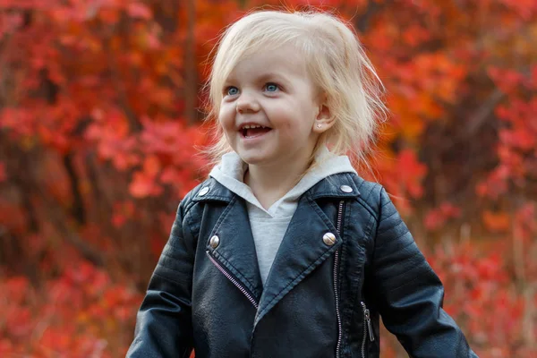 Klein Meisje Een Leren Jas Spelen Het Najaar Park — Stockfoto