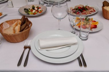 Ekmek ve salata ile servis edilir tablonun bir bölümü