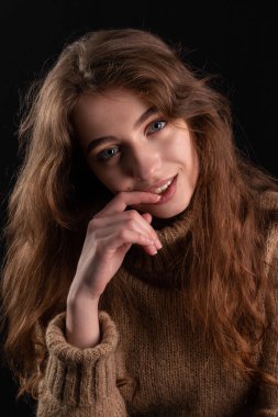 Bir kazaklı genç bir kızın portresi kapatın