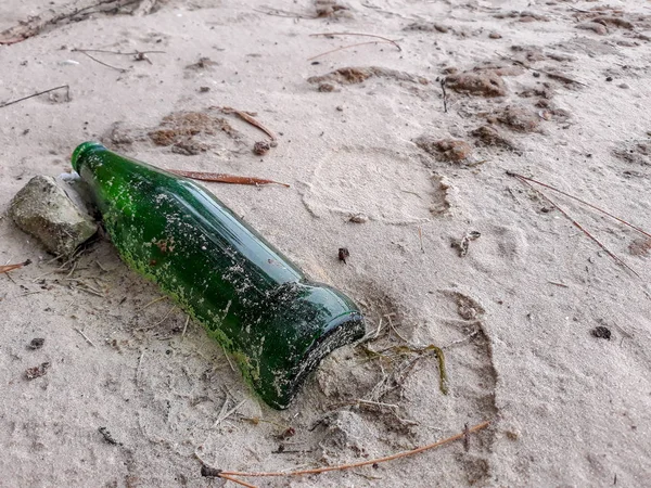 Зелена Скляна Пляшка Кинута Пляж — стокове фото