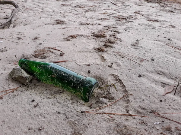 Groene Glazen Fles Gegooid Het Strand — Stockfoto